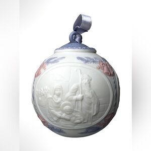 Lladro 5829, Christmas Ball (1991) Retired.